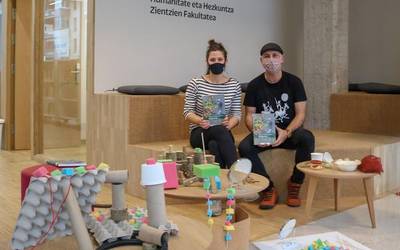 Mondragon Unibertsitateko bi ikertzailek jolasa eta esperimentazioa ardatz dituen liburua aurkeztu dute