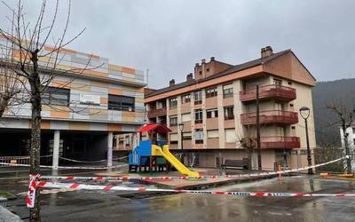 Datorren astean jarriko dute Atxondoko eskolako patioko aterpea