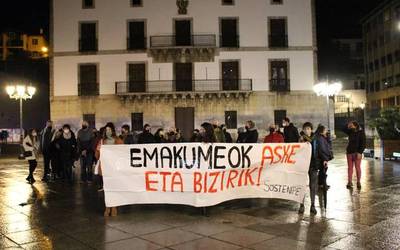 Aintzane Pujanaren hilketa salatu dute hainbat herritarrek plazan