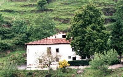 Lapurretan egin dute bi baserritan