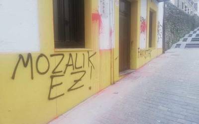 EAJk salatu ditu Arrasateko eta Oñatiko batzokietan egindako pintaketak