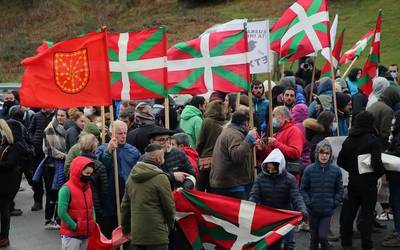 «Herri bat gira, mugarik ez» aldarrikatu dute eguerdian Izpegiko lepoan