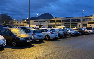 Kristalak apurtu eta kalteak eragin dituzte Traña-Matienako 20 bat autotan