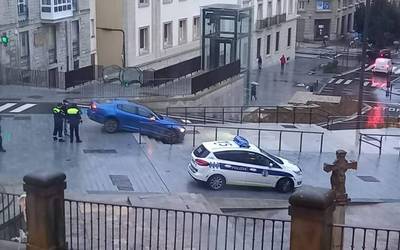 Beste ibilgailu bat erori da San Frantzisko aldapa berriko eskaileretatik
