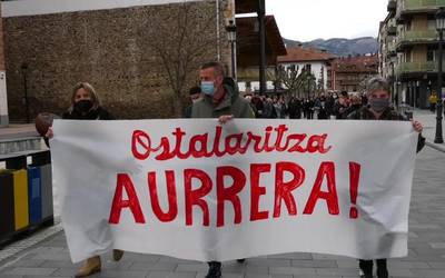 Goierriko ostalariak manifestazio zaratatsua egiteko bildu ziren Lazkaon