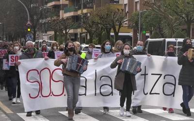 Herritarrek bat egin zuten ostalariek deituriko manifestazioarekin