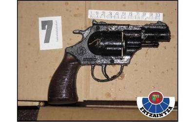 Gizonezko bat kartzelaratu dute, Zornotzan eta beste bi herritan "arma simulatu" bategaz lapurretan egitea egotzita