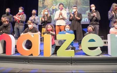 'Naizen, Yo sé quién soy': diren bezala onartuak izateko borrokan ari diren haurrentzako kanta