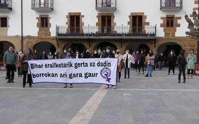 Lazkaoko Talde Feministak deituta elkarretaratzea egin zuten Aintzane Pujanaren erailketa salatzeko