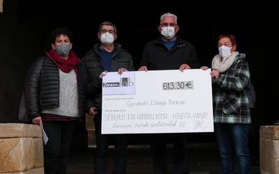 Zeraingo Olentzero solidarioa ekintzan bildutako 613 euro Gipuzkoako Elikagaien Bankura bideratuko dituzte