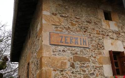 Zeraingo ostalariek udalerrien itxierak kinka larrian utzi dituela salatu dute
