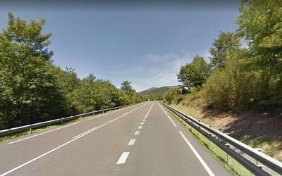 Bi autok elkar jo dute Azkaraten, eta pertsona bat zauritu da istripuan