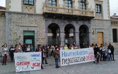 "Benetako negoziazio baten alde" elkarretaratzea egin zuten Haurreskola Partzuergoko langileek