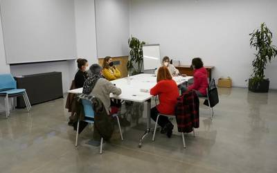 Ormaiztegiko irakurle taldeak ikasturteko lehenengo solasaldia egin du  “Muskuiluak afaltzeko” liburuaz mintzatuz