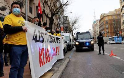 Alestiseko langileak Auzitegi Nazionalaren aurrean mobilizatu dira EEEaren aurka