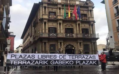 “Terrazarik gabeko plazak” eskatu dituzte