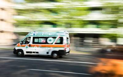 Gazte bat zauritu da auto batek harrapatuta