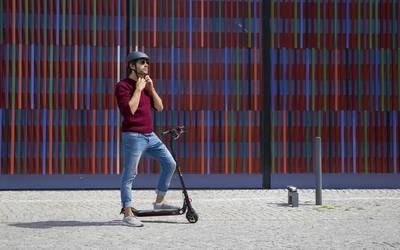 200 euroko isunak espaloitik patinete elektrikoz ibiltzeagatik
