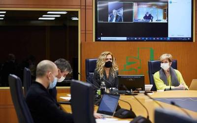 Amurrio eta Laudioko merkatari elkarteek ere hartu dute parte eskualdea ekonomikoki suspertzeko Legebiltzarreko ponentzian