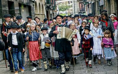 Santa eskerik ez da izango aurten Elgoibarren eta Mendaron, baina Etxegiñakoek Caritasentzako dirua biltzeko bidea zabaldu dute