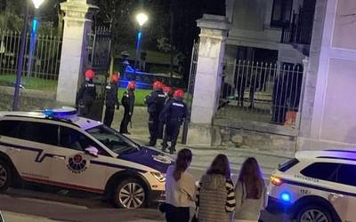 Ertzaintzaren operazioa Lamuza parkean, jende pilaketak egon omen direlako