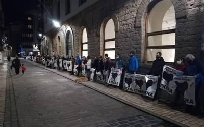 Preso eta iheslariak etxeratzearen alde, herritar ugari bildu da Saregileen plazan