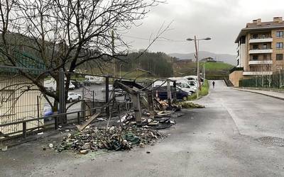 Hainbat zaborrontzik su hartu dute goizaldean Beidazar kalean