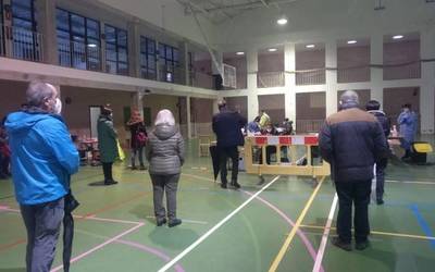 Berako gazteak eta helduak masiboki joan dira COVID-19aren proba egitera