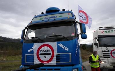"A-636 errepidean Peajerik Ez" jartzeko eskatu dute auto-ilaratan zarata eginez