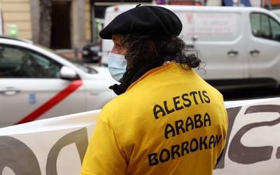 Kaleratutako langile guztiak berronartzeko exijitu du Alestiseko gehiengo sindikalak