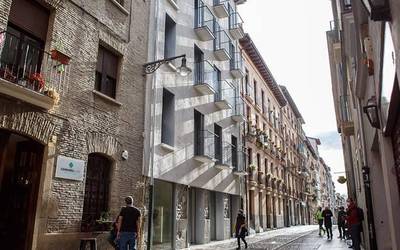 Gazteentzako alokairurako lehen eraikina zaharberritu dute Compañia kalean