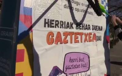 Danontzat gaztetxeko kideek azalpenak eman dituzte urtarrilaren 19an jarri zituzten kartelen harira