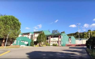 Laudioko ikastetxe publikoko langile bat larri dago, lanean bihotzekoak eman ostean