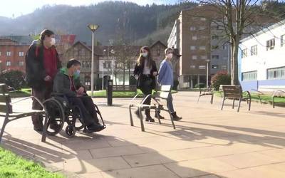 Aspacek Arrasaten duen Udalaitz zentroko erabiltzaileen egunerokoa ezagutzen