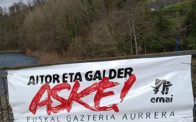 Aitor eta Galder gazteei elkartasuna adierazteko pankartak paratu dituzte Malerrekan