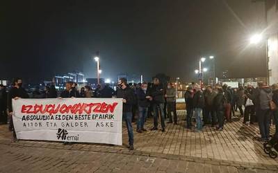 Aitor Zelaia eta Galder Barbadoren aurkako sententzia salatzeko elkarretaratzea egin dute Zumaian