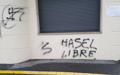 Pintadak egin dituzte bart Udaltzaingoaren egoitzan