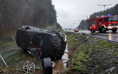 Istripua egon da AP-68 errepidean Arrankudiaga parean, kotxe bat irauli dela-eta