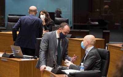 Mugen itxieraz hitz egiteko Euroeskualdeari presazko bilera eskatzearen kontra bozkatu du Parlamentuan Navarra Sumak eta PSN abstenitu da