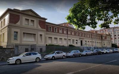 El Carmen ikastetxea itxi egin dute koronabirus agerraldi baten ondorioz