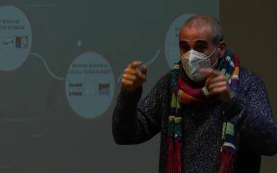 Burujabetza energetikoari buruzko hitzaldia eman zuen Xabier Zubialdek Tolosako kultur etxean