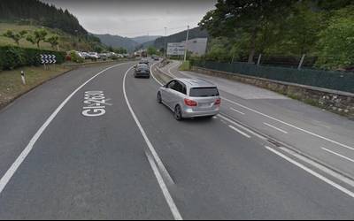 Auto baten eta txirrindulari baten arteko istripua izan da Oñatitik Elorregira bidean