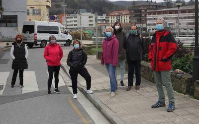 AECC Gipuzkoak deitutako ibilaldi osasungarria egin da goizean