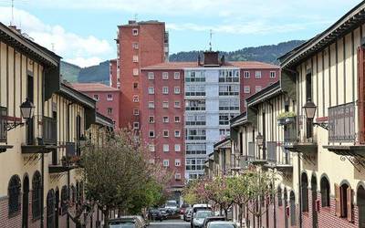 Basarrate auzoko familia bat bere etxetik kaleratzeko arriskuan dago