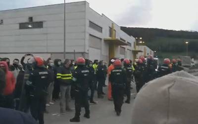 Tubacexeko langileek greba mugagabeari ekingo diote 150 kaleratzeen kontra