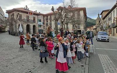 Ohiturari jarraituz, Urdelardero ospatuz hasi dituzte Aratusteak Eskoriatzako haurrek
