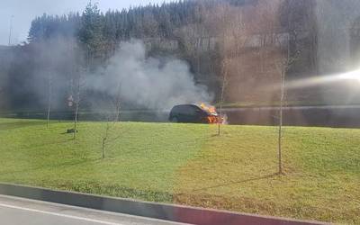 Auto batek su hartu du Arrasaten