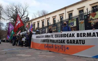 Eskubide Sozialen Kartak EAEko aurrekontuak arbuiatu ditu Legebiltzarrean