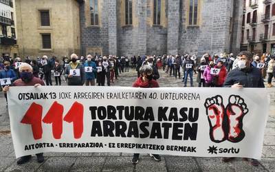 Arrasateko 111 kasuak gogoratu eta torturarekiko "inpunitatea" salatu dute