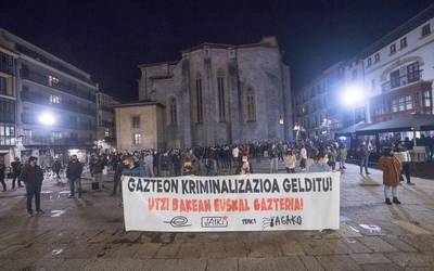 Gazteen "kriminalizazioa" salatuz, bilkura jendetsua Arrasaten